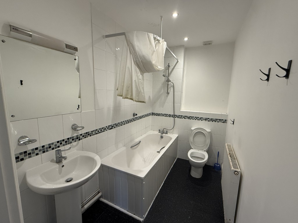 Lot: 25 - OUTSTANDING INVESTMENT - SUBSTANTIAL FREEHOLD MODERN PURPOSE-BUILT DEVELOPMENT OF 23 FLATS IN TWO BLOCKS - Flat 2 Bathroom